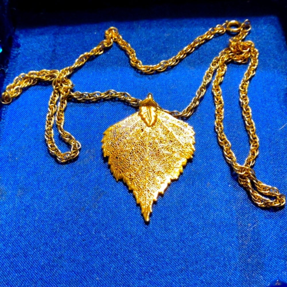 Beautiful Vintage Gold Filigree Dipped Leaf Neckl… - image 1
